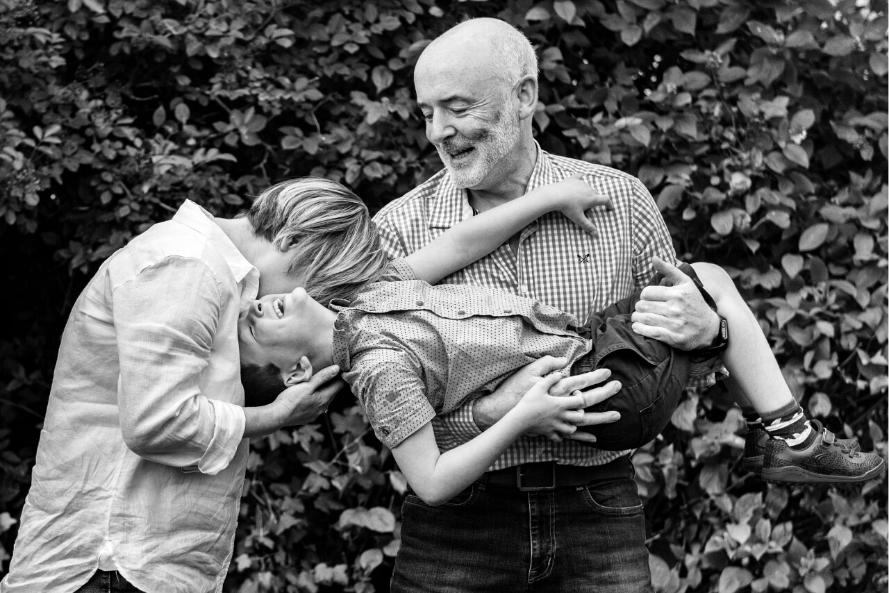 family messing around on a photoshoot